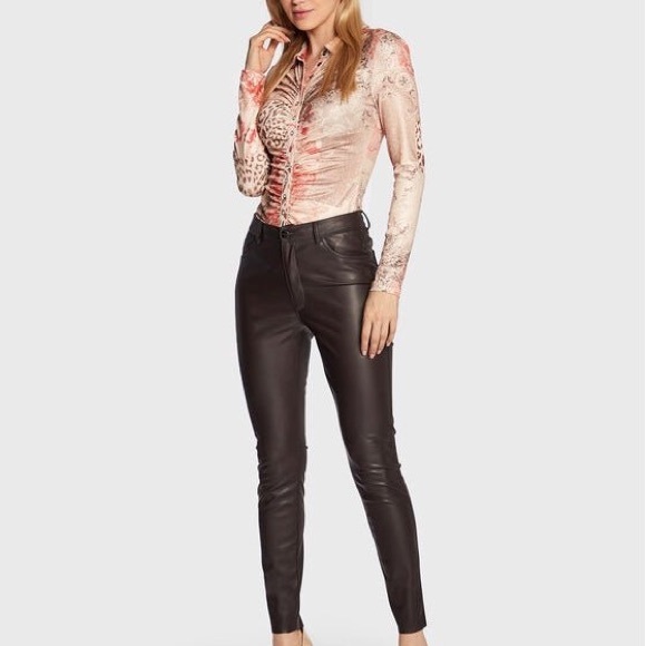 Guess long sleeve snap front shirred shirt. - Picture 2 of 7